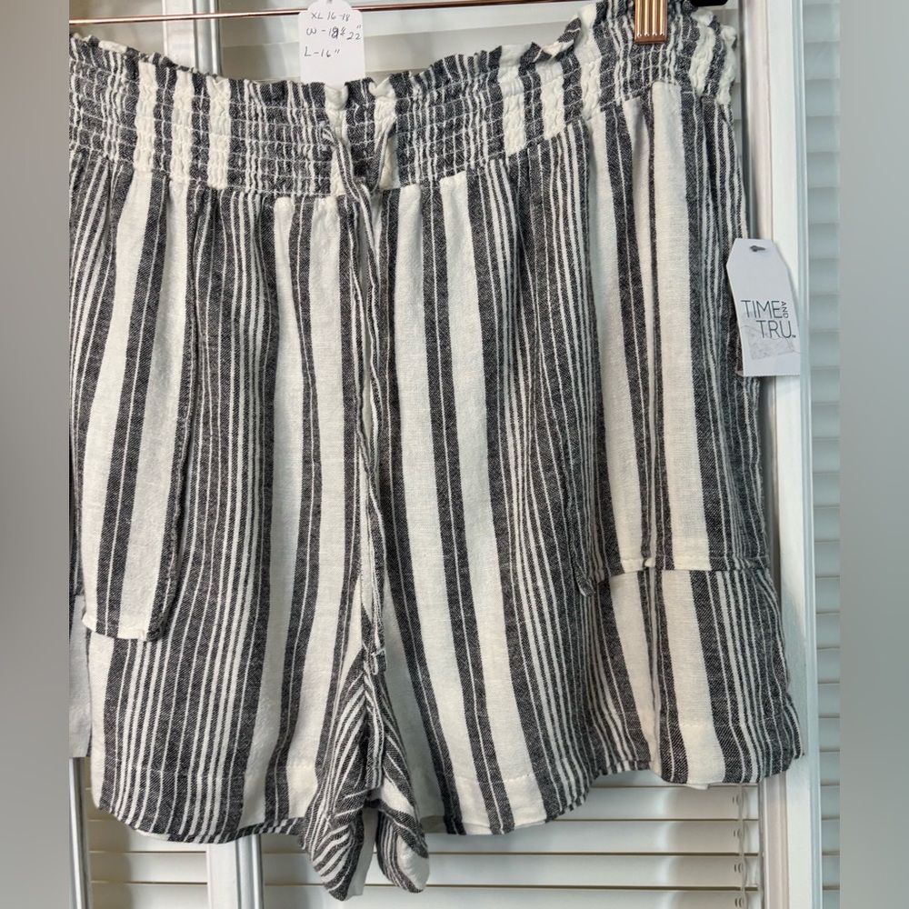 Time and Tru Black and White Striped Women's Shorts-Size Xl 16-18